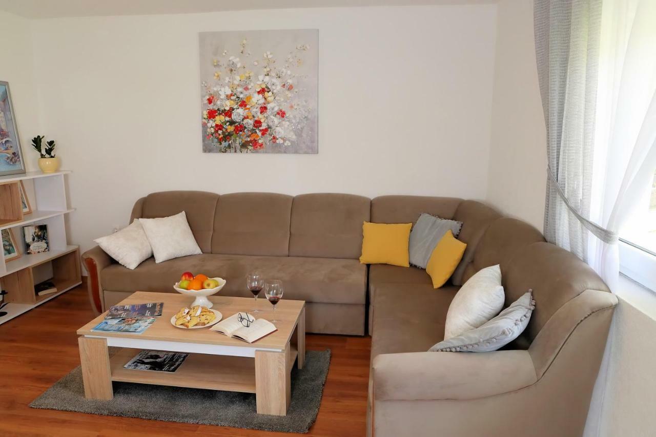 Apartman Sofia Оточац Екстер'єр фото